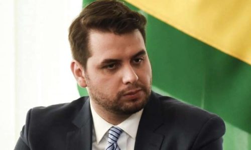 Deputado visita Filipe Martins na prisão e faz relato alarmante sobre condições desumanas do ex-assessor de Bolsonaro