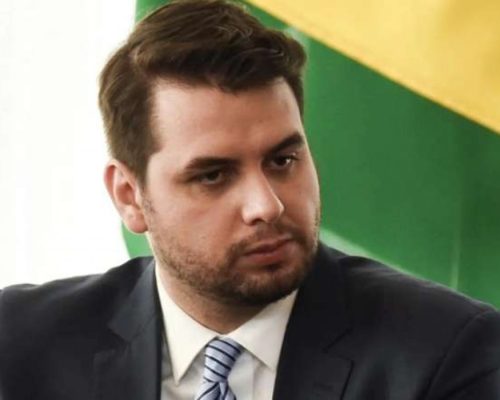 Deputado visita Filipe Martins na prisão e faz relato alarmante sobre condições desumanas do ex-assessor de Bolsonaro