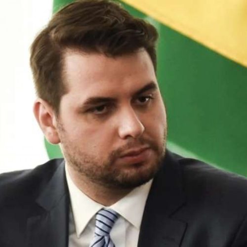 Deputado visita Filipe Martins na prisão e faz relato alarmante sobre condições desumanas do ex-assessor de Bolsonaro