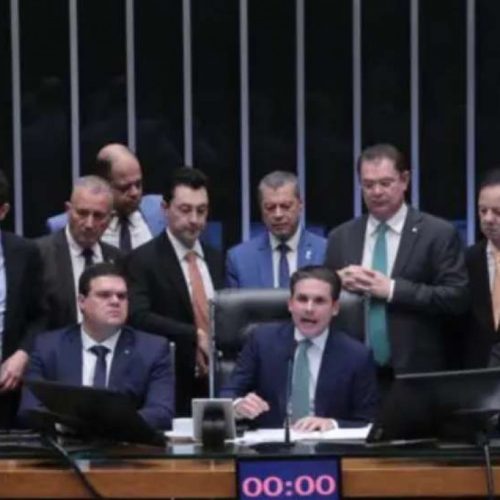 Nikolas Ferreira e Bolsonaro marcam avanço inesperado na Câmara