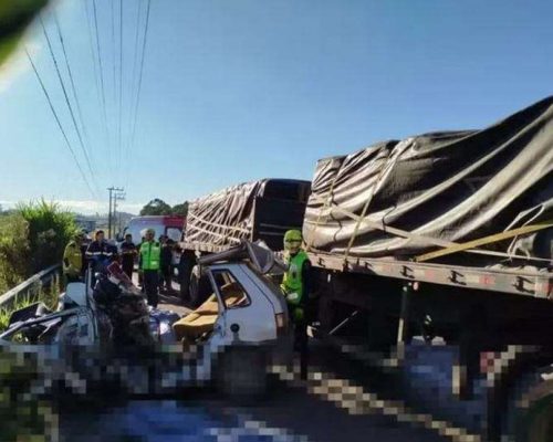 Colisão frontal entre carro e caminhão mata 5 pessoas em rodovia de Santa Catarina