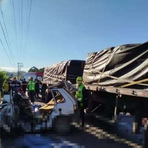 Colisão frontal entre carro e caminhão mata 5 pessoas em rodovia de Santa Catarina
