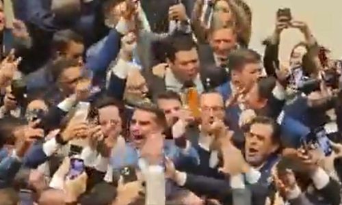 Flávio Bolsonaro comemora derrubada de veto e vitória contra o PT: “Justiça aos perseguidos do 8 de janeiro!”