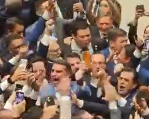 Flávio Bolsonaro comemora derrubada de veto e vitória contra o PT: “Justiça aos perseguidos do 8 de janeiro!”