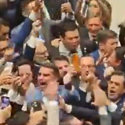 Flávio Bolsonaro comemora derrubada de veto e vitória contra o PT: “Justiça aos perseguidos do 8 de janeiro!”
