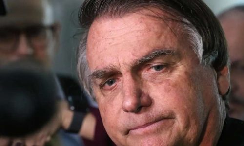 Carlos Bolsonaro revela estado grave do pai: “Inchado”, irritado e abalado emocionalmente na UTI