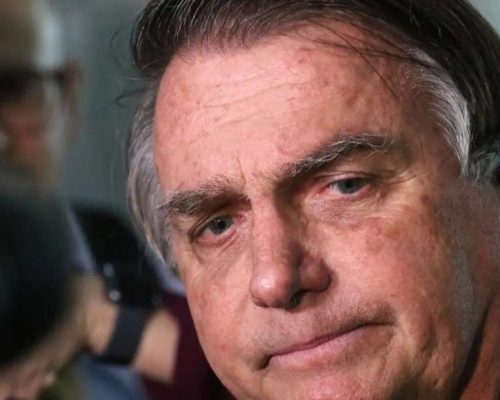 Carlos Bolsonaro revela estado grave do pai: “Inchado”, irritado e abalado emocionalmente na UTI