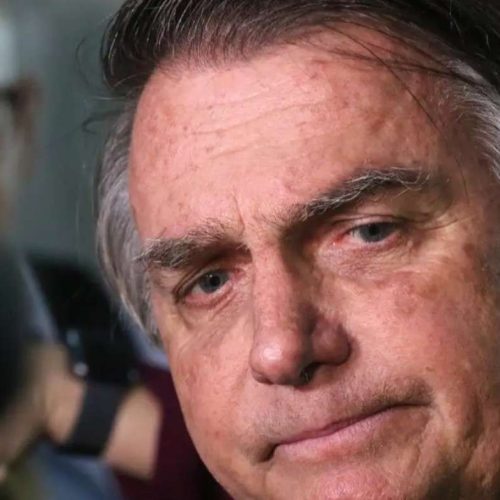 Carlos Bolsonaro revela estado grave do pai: “Inchado”, irritado e abalado emocionalmente na UTI