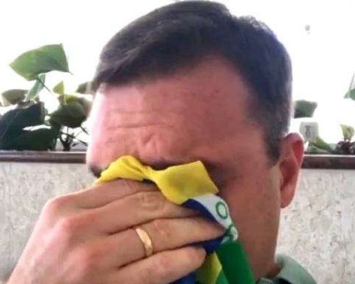 Flávio Bolsonaro se emociona ao falar da prisão do pai durante reunião com bancada do PL