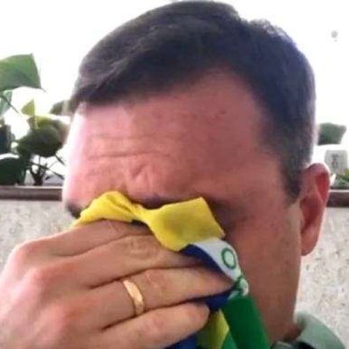 Flávio Bolsonaro se emociona ao falar da prisão do pai durante reunião com bancada do PL