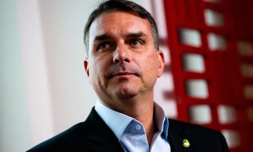 Flávio Bolsonaro registra boletim de ocorrência após ameaça de morte nas redes sociais