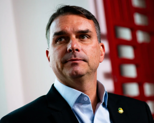 Flávio Bolsonaro registra boletim de ocorrência após ameaça de morte nas redes sociais