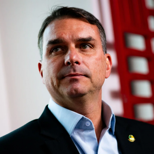 Flávio Bolsonaro registra boletim de ocorrência após ameaça de morte nas redes sociais