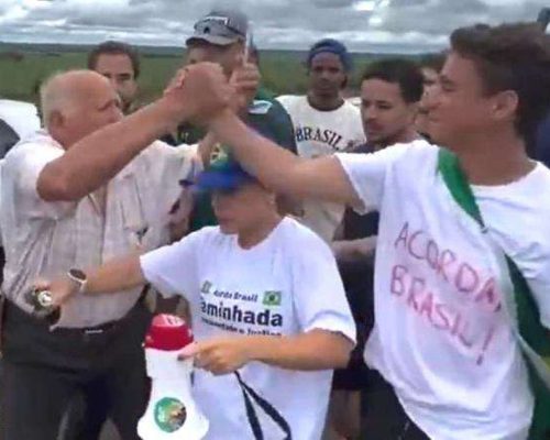 Idoso de 91 anos emociona ao aderir à Caminhada pela Liberdade e Justiça (Veja o vídeo)