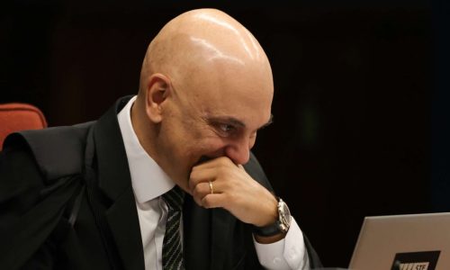 Moraes abre inquérito contra Flávio Bolsonaro por post sobre Lula e Foro de São Paulo
