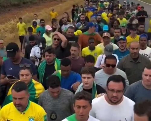 Caminhada de Nikolas Ferreira se transforma em grande multidão (veja o vídeo)