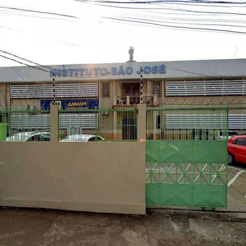 Adolescente de 13 anos mata duas funcionárias em ataque a tiros dentro de escola no Acre