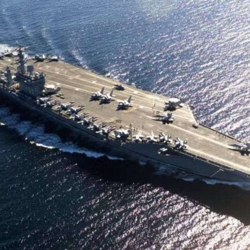 Porta-aviões nuclear dos EUA chega ao Rio de Janeiro para missão de defesa americana