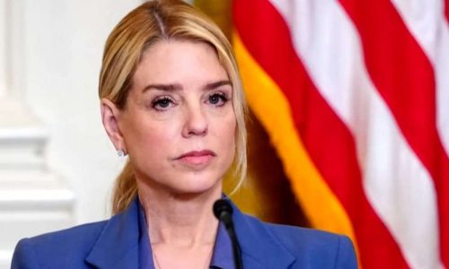 Trump demite Pam Bondi da Procuradoria-Geral em meio a frustrações sobre gestão do Departamento de Justiça