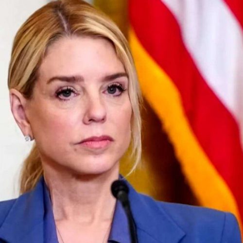 Trump demite Pam Bondi da Procuradoria-Geral em meio a frustrações sobre gestão do Departamento de Justiça