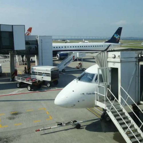 Petrobras dispara preço do querosene de aviação em 54,6% e passagens aéreas devem encarecer