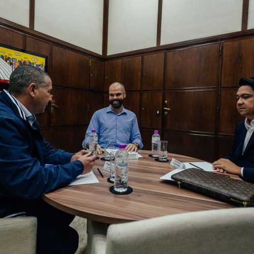 Senador do Podemos é investigado por usar ex-funcionário como ‘laranja’ e ameaçá-lo com arma de fogo