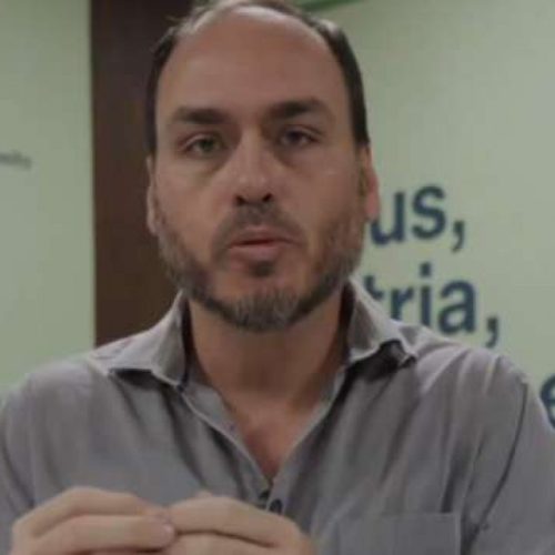 Carlos Bolsonaro detona justiça após prisão domiciliar do pai: ‘Processo repleto de ilegalidades’