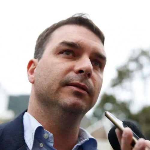 Justiça obriga página petista a se retratar por fake news contra Flávio Bolsonaro