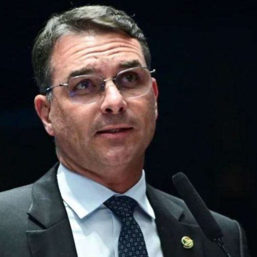 Flávio Bolsonaro evita encontro com ator esquerdista Lázaro Ramos em hotel no Rio