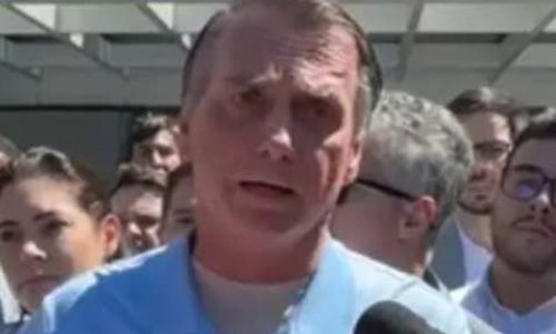 Carlos Bolsonaro deixa a prisão e acusa perseguição ao pai