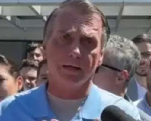 Carlos Bolsonaro deixa a prisão e acusa perseguição ao pai