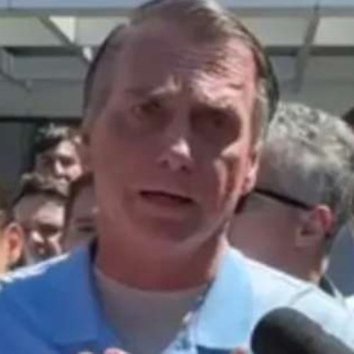 Carlos Bolsonaro deixa a prisão e acusa perseguição ao pai