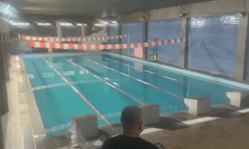Mulher morre em suspeita de intoxicação química após aula de natação em academia