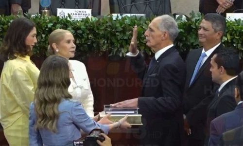 Direita assume a presidência de Honduras (veja o vídeo)