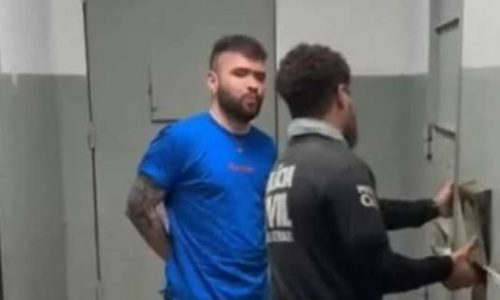 Humorista esquerdista é detido e colocado em cela após confronto com cristãos em frente a teatro