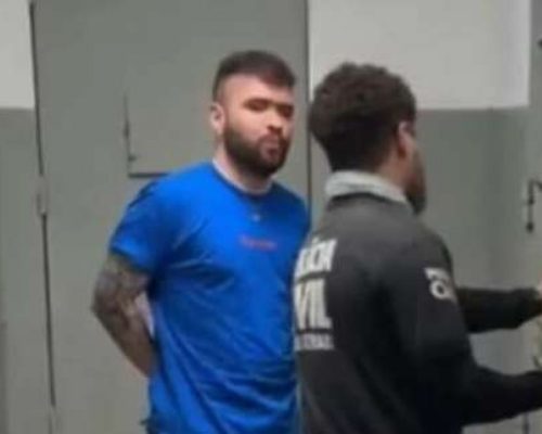 Humorista esquerdista é detido e colocado em cela após confronto com cristãos em frente a teatro