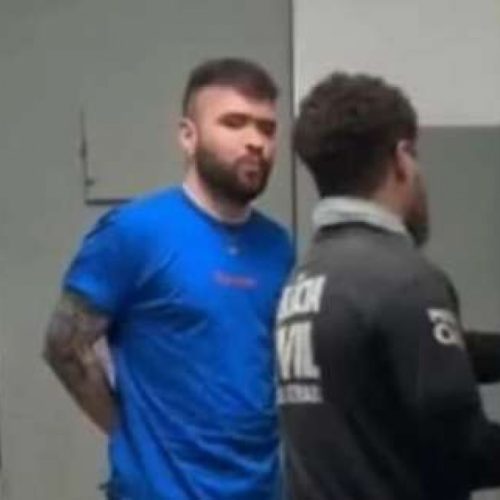 Humorista esquerdista é detido e colocado em cela após confronto com cristãos em frente a teatro