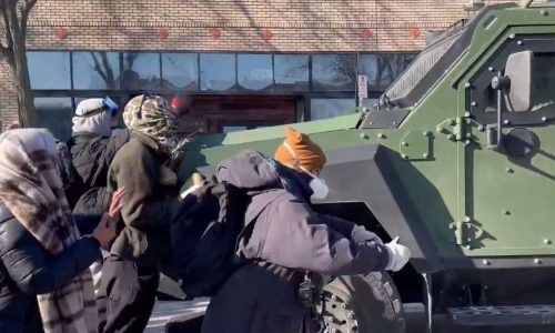 Esquerda dos EUA incita confronto armado a agentes da polícia de imigração (Veja o vídeo)