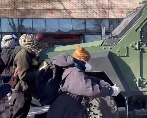 Esquerda dos EUA incita confronto armado a agentes da polícia de imigração (Veja o vídeo)