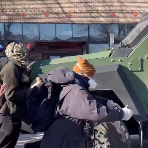 Esquerda dos EUA incita confronto armado a agentes da polícia de imigração (Veja o vídeo)