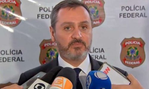Diretor da PF afirma que detenção de Ramagem foi “cooperação” e é desafiado por jornalista a apresentar documentos