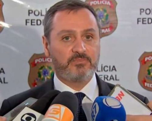 Diretor da PF afirma que detenção de Ramagem foi “cooperação” e é desafiado por jornalista a apresentar documentos