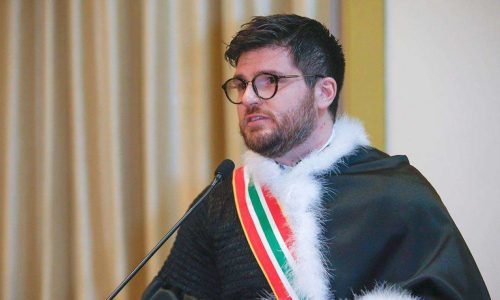 Desembargador tenta usar plantão para readmitir prefeito afastado por corrupção e STJ intervém rapidamente