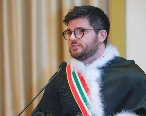 Desembargador tenta usar plantão para readmitir prefeito afastado por corrupção e STJ intervém rapidamente