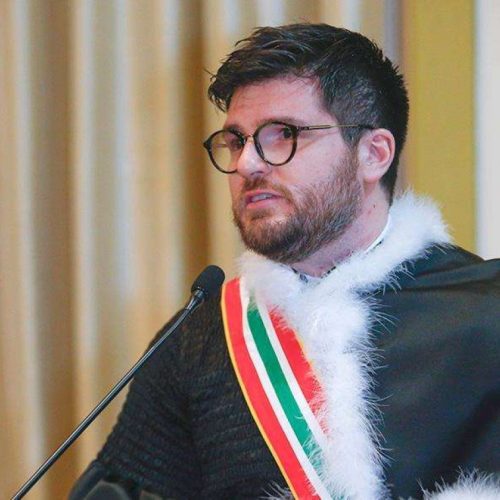 Desembargador tenta usar plantão para readmitir prefeito afastado por corrupção e STJ intervém rapidamente