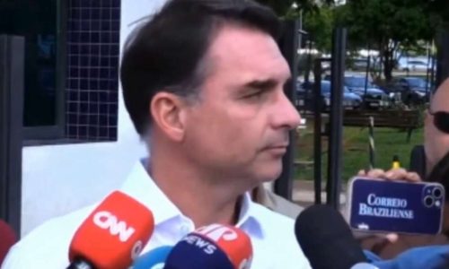 Flávio Bolsonaro registra BO após ameaça de atentado feita por ‘admirador’ de Adélio Bispo