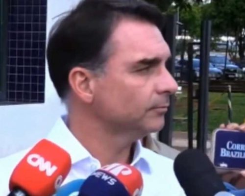 Flávio Bolsonaro registra BO após ameaça de atentado feita por ‘admirador’ de Adélio Bispo