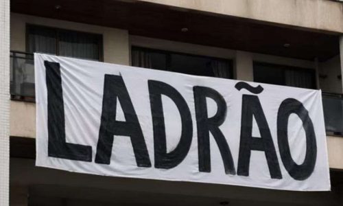 Flávio Bolsonaro e Moro reagem a intimidação da PF contra cidadão que exibiu faixa de ‘ladrão’