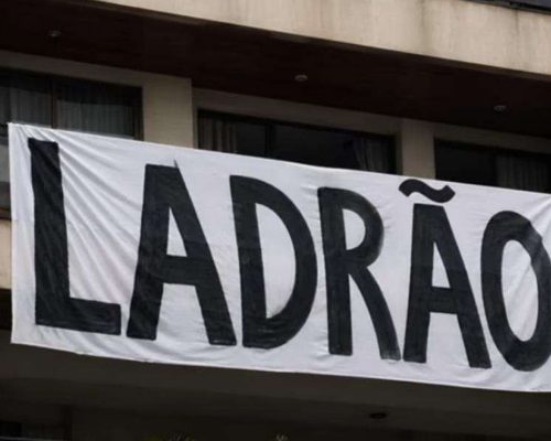 Flávio Bolsonaro e Moro reagem a intimidação da PF contra cidadão que exibiu faixa de ‘ladrão’