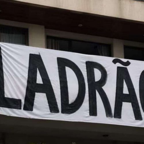 Flávio Bolsonaro e Moro reagem a intimidação da PF contra cidadão que exibiu faixa de ‘ladrão’